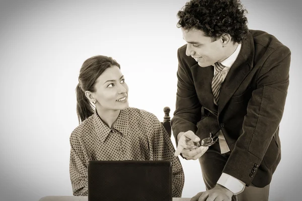 Gelukkig baas en lachende secretaris samen te werken op laptop — Stockfoto