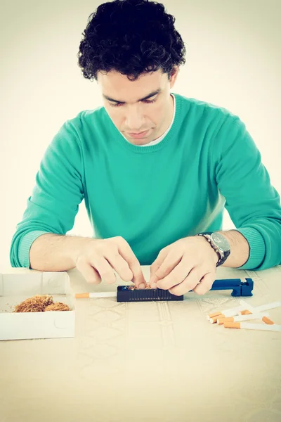 Hombre preparando cigarros y tabaco para liar —  Fotos de Stock