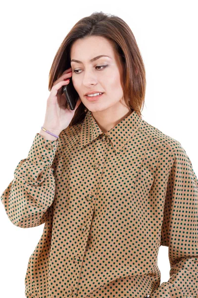 Портрет молодой предпринимательницы, разговаривающей по мобильному телефону — стоковое фото