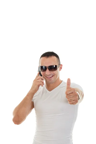 Άνθρωπος με γυαλιά ηλίου σε λευκό t-shirt απαντώντας σε έξυπνο τηλέφωνο και s — Φωτογραφία Αρχείου