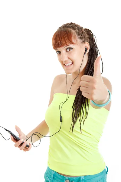Ładna kobieta ze słuchawkami, słuchania muzyki i pokazano u kciuka — Zdjęcie stockowe