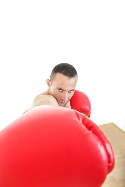 Мускулистый человек в красных перчатках, подкатывающий к камере — стоковое фото
