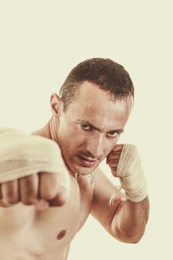 Savaş pozisyonu ve p elinde bandaj ile spor fighter