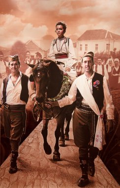 yolda geleneksel kostümlü evli çift