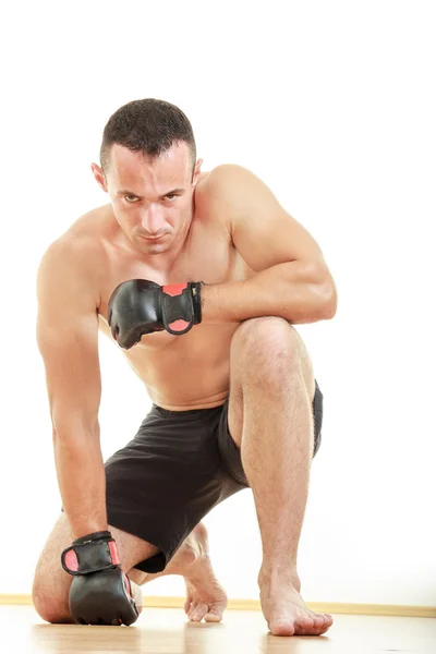 Combate marcial enojado con guantes de lucha rezar por la victoria mientras k — Foto de Stock