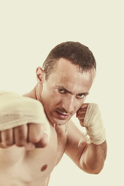 Combattente atletico con benda sulle mani in posizione di combattimento e p — Foto Stock