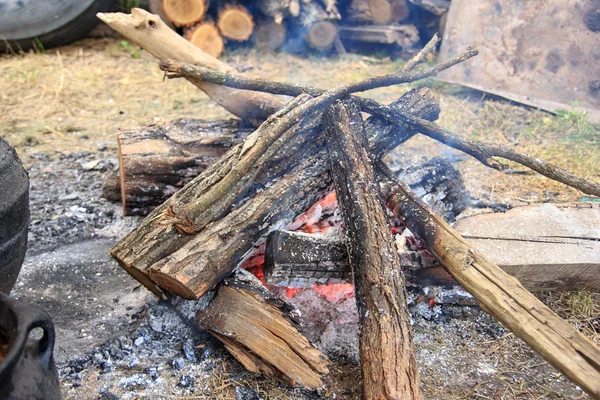Foc de tabără care arde pe lemn în natură — Fotografie, imagine de stoc