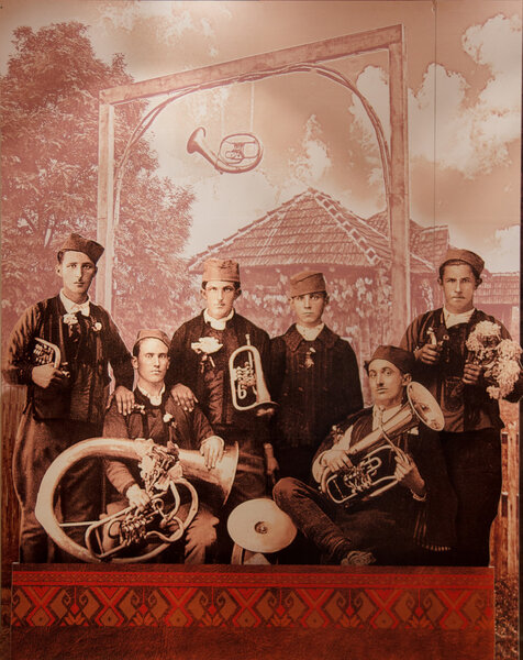 один из первых ассамблеи музыкантов войск в сербской национальной костюме
