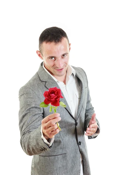 Junger Mann bietet dir eine Rose an — Stockfoto