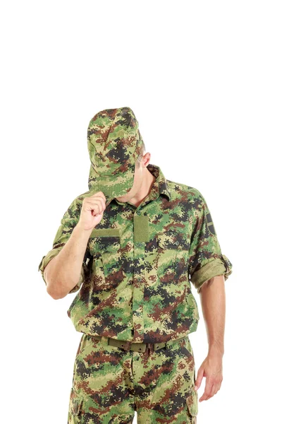 Soldier with hidden face in green camouflage uniform covers face — Stock Photo, Image