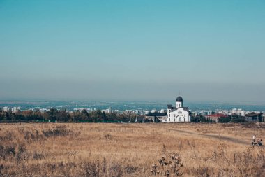 Şehrin arkasındaki tepede bir kilise.