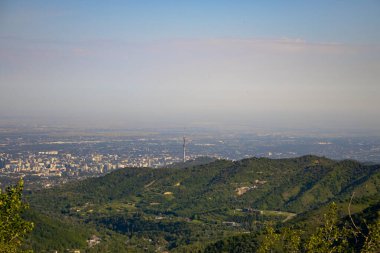 Dağlardan Almaty şehrinin TV kulesinin görüntüsü.
