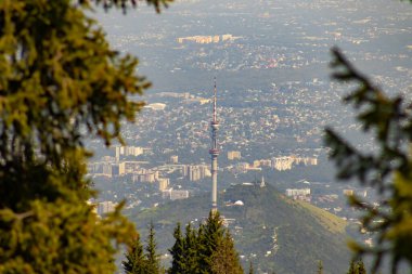 Dağlardan Almaty şehrinin TV kulesinin görüntüsü.