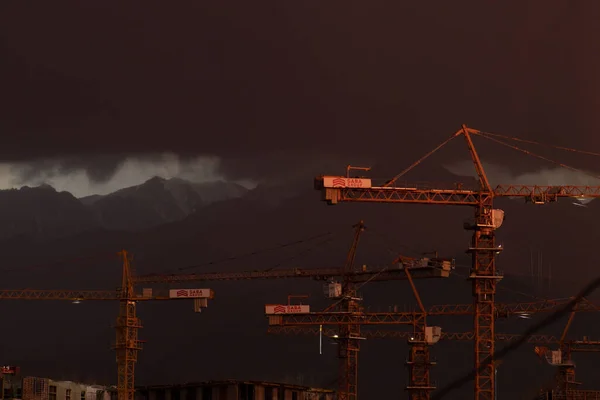 Guindaste Construção Pôr Sol Noite Chuvosa Almaty — Fotografia de Stock