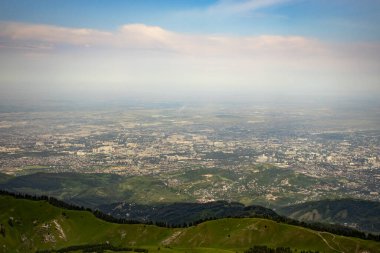 Dağlardan Almaty şehrinin manzarası.