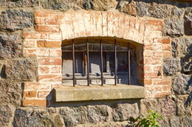 Dashev 'deki değirmenin demirleri olan pencere.