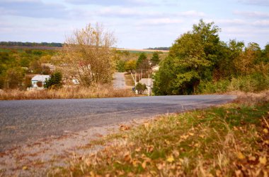Asfalt yolu, köyün girişinde. Ukrayna
