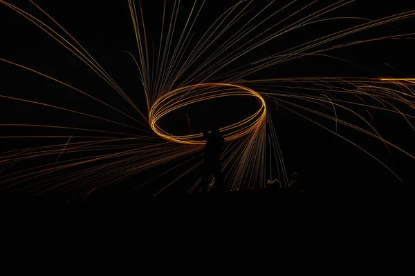 Шоу сталевої вовни або вогняних танців на полі — стокове фото