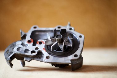 Masada kullanılmış su pompası var.