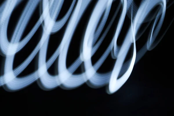 黒の背景に白い光の螺旋 ライトペインティング — ストック写真
