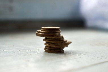 Pencere pervazında bir yığın bozuk para