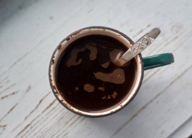 Kahve manzaralı eski metal kupa.