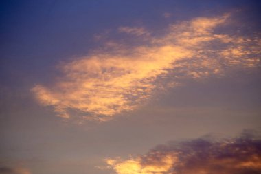 Küçük bulutlar gökyüzünde