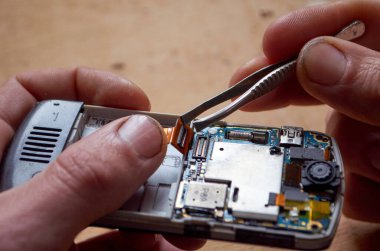 Bir düğmeli cep telefonunun parçalarını ayır