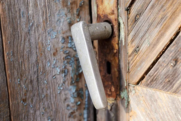 Aluminiowa Klamka Drzwi Starego Opuszczonego Domu — Zdjęcie stockowe