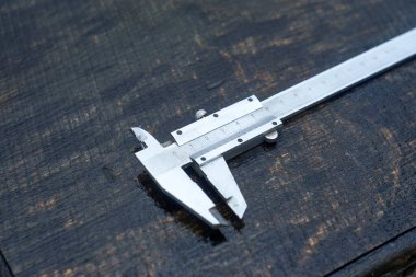 Tahta bir masada yeni kalibre, seçici odaklanma