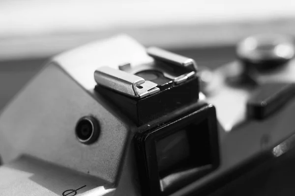 Feche a câmera vintage. Foto em preto e branco. — Fotografia de Stock