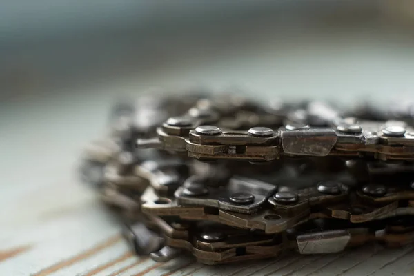Metalen kettingzaag ketting met scherpe tanden close-up — Stockfoto