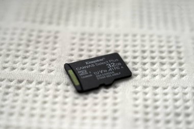 Teplyk, Ukrayna - 20 Mayıs 2022: Kingston teknolojisi 32 GB Canvas Beyaz zemin üzerinde dijital kamera veya cep telefonu için Plus mikro SD hafıza kartı seçin