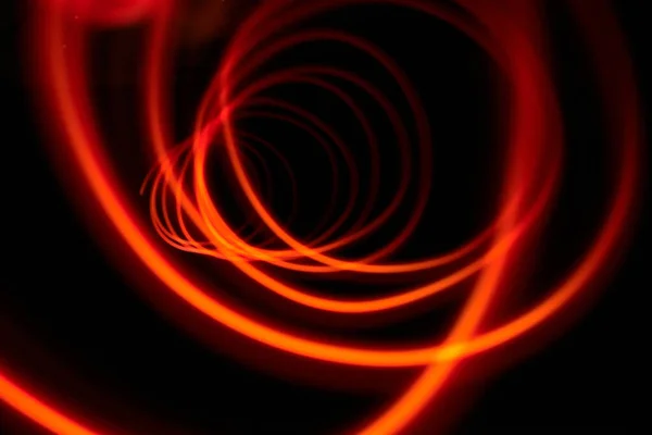 Κόκκινη Σπειροειδής Σήραγγα Του Φωτός Στο Σκοτάδι — Φωτογραφία Αρχείου