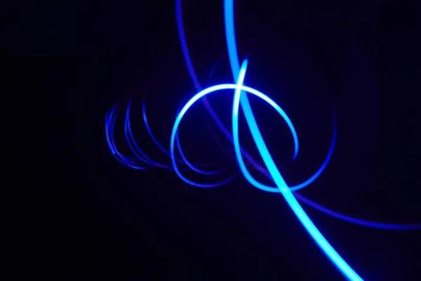 Kıvrımlı Parlak Mavi Işık Çizgileri — Stok fotoğraf