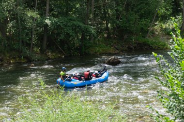SORT, SPAIN - 27 Temmuz 2021: Bir grup insan Noguera Pallaresa nehrinde rafting yapıyor..