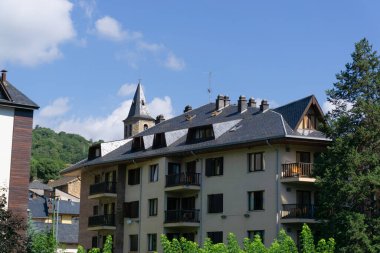 SORT, SPAIN - 27 Temmuz 2021: Katalan Pireneleri 'nde kayrak döşemeli ve çan kulesine bakan bir yerleşim yeri görüntüsü