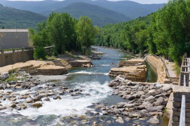 Noguera Pallaresa nehrindeki şelalenin bir köprüsünden Lleida kasabasından geçerken görüntüyü al.