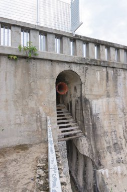 Barajdan su çıkarma borusu.