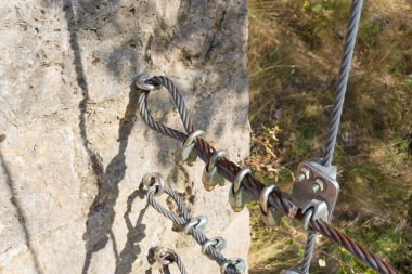 Kaya civataları ve tırmanmak için çelik kablo