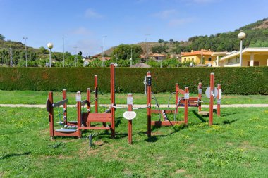 BARCELONA, SPAIN - 19 Eylül 2021: Yeşil çimen bahçesindeki halka açık egzersiz parkı