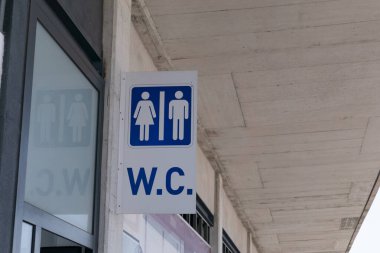 Erkekler ve kadınlar umumi tuvalet posteri