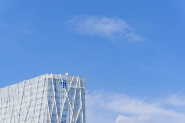 BARCELONA, İspanya - 2 Ekim 2021: Barcelona kentindeki Telefon İletişim Şirketi Binası