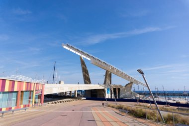 BARCELONA, İspanya - 2 Ekim 2021: Güneşli bir günde Barselona Forumu 'nun fotovoltaik pergola' sının yan görüntüsü