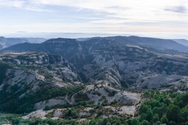 Katalonya / Lleida 'da taş dağları ve yeşil bitki örtüsü grubu