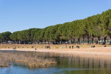 Manresa, İspanya - 6 Şubat 2022: l 'agulla de Manresa parkında yürüyen insanlar