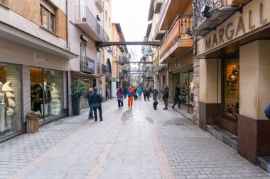 Halk merkezinin sokaklarında yürüyen koruyucu maskeli insanlar.