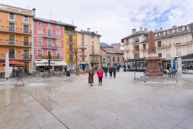 Puigcerda, İspanya - 7 Aralık 2021: Koruma maskeli insanlar nüfusun merkezinde sokaklarda yürüyorlar