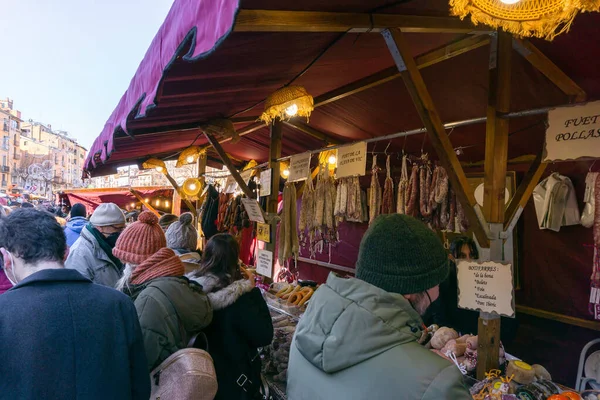 Vic, İspanya - 5 Aralık 2021: İnsanlar Vic 'teki ortaçağ fuarında mobil sosis dükkanında kuyruğa giriyorlar