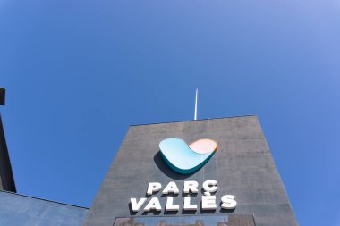 BARCELONA, İspanya - 30 Mart 2021: TerrASSA şehrindeki PARC VALLES alışveriş merkezinin logosu ve mektuplarının görüntüsü